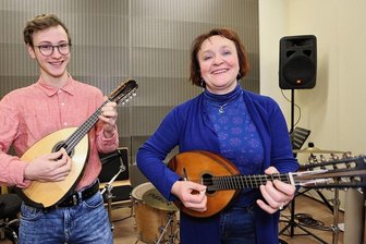 Instrument des Jahres: Zu Besuch bei Westsachsens einziger Mandolinenlehrerin - Annette Schneider und ihr Sohn Janne Julius beim Proben im Konservatorium. Ihre Instrumente stammen von den Mandolinenbauern Klaus Knorr und Brunhilde Jacob aus Markneukirchen.