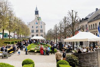 Instrumentalwettbewerb Markneukirchen: Wenn Champions League auf Regionalliga trifft - Eine der neuen Pluspunkte im Programm des 58. Internationalen Instrumentalwettbewerbs in Markneukirchen war der musikalische Frühschoppen auf dem Mittleren Markt, den der Neikirng-Verein organisierte.
