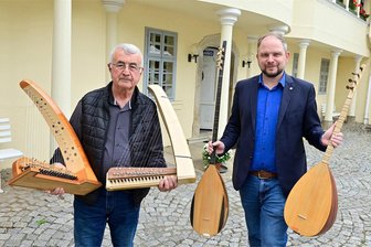 Instrumente aus der Türkei bereichern Museumsfundus in Markneukirchen - Metin Demirel mit zwei Çengs (türkische Harfen) und Museumleiter Kim Grote mit einer Kurzhals- und einer Langhalslaute.