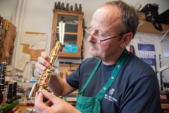 Instrumente mit Weltruf: Firma aus dem Vogtland schreibt Erfolgsgeschichte - Matthias Müller von der gleichnamigen Holzblasinstrumente GmbH in Markneukirchen bei der Qualitätsprüfung eines Englischhorns.