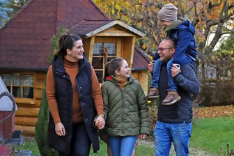 Insulin, Sensor, Notfall-Rucksack: Wie der kleine Henri aus Werdau mit Diabetes groß wird - Carolin und Rico Tretina aus Werdau, gemeinsam mit ihrer Tochter Nele und ihrem Sohn Henri, der an Typ-1-Diabetes erkrankt ist. Der Familienalltag ist komplett auf Henri abgestimmt.