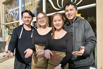 Integration als Erfolgsrezept: Was die vietnamesische Community in Westsachsen auszeichnet - Das Team vom Restaurant „Sen Viet“ in Zwickau (v. l.): Duy Toan Trinh, Huong Giang Tran, Thi Quynh Anh Nguyen und Hoang Quang Vu.