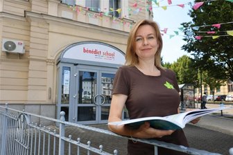 Integration im Schneckentempo: Ukrainer in Zwickau warten seit Monaten auf Sprach-Zertifikat - Nataliia hat an der Benedict School erfolgreich einen Deutschkurs abgeschlossen. Doch auch 89 Tage nach der Prüfung wartet sie noch immer auf das Zertifikat. Das eine Akademie in Bochum ausstellt.