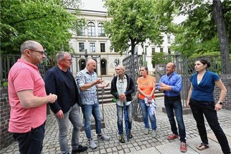 Integration ukrainischer Schüler in Chemnitz: Freie Schulen sollen außen vor bleiben - Krisentreffen von Eltern einer der achten Klassen am Karl-Schmidt-Rottluff-Gymnasium. Sie haben Verständnis für die Aufnahme ukrainischer Schülerinnen und Schüler, sind mit der Art und Weise der Umsetzung aber ganz und gar nicht einverstanden.