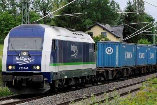 Integro aus Reichenbach hilft Deutscher Bahn aus der Klemme - Das Eisenbahnunternehmen Integro Verkehr transportiert Container zwischen den Terminals an der Nordsee sowie Hof und Glauchau hin und her. Hier passiert einer der Züge die neue Brücke bei Obermylau.