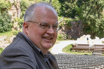 Intendant Ingolf Huhn über den Abschied vom Eduard-von-Winterstein-Theater - Mit seiner Inszenierung der Operette "Der Vogelhändler" verabschiedet sich Intendant Ingolf Huhn von seinem Theaterpublikum im Erzgebirge und vom Eduard-von-Winterstein-Theater in Annaberg-Buchholz. 
