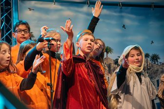Intensive Proben und großer Applaus: So begeisterten 50 Kinder aus dem Vogtland mit einem Musical in Oelsnitz - Wido Stier aus Grünbach (Mitte) spielte die Hauptrolle im Kinder-Musical „David wird König“. Er war eines von 50 Kindern aus dem Vogtland, die in der Jakobikirche die biblische Geschichte aufführten.
