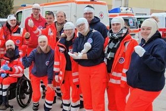 Intensivkurs für ehrenamtliche Sanitäter - In dem Auffrischungslehrgang übten die ehrenamtlichen Sanitäterinnen und Sanitäter des DRK auch das Anlegen von Verbänden.