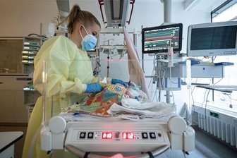 Intensivmediziner fürchten Engpass bei Kinderversorgung - So klein und schon so kritisch krank. Intensivstationen haben wieder Sorgen, nicht alle Kinder gut versorgen zu können.