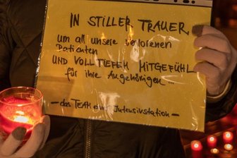 Intensivschwester trauert: "So zu sterben, hat niemand verdient" - Mehr als 1100 Menschen sind bisher im Vogtland an den Folgen einer Corona-Erkrankung gestorben. An sie wurde am Montag erinnert. 