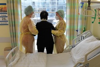 Intensivstationen am Anschlag - Wie hier in Freiberg kümmern sich auch in Mittweida die Pflegekräfte auf der Coronastation mit Schutzkleidung um ihre Patienten.