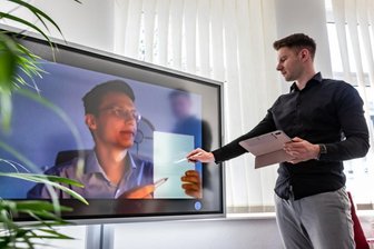 Interaktives Lernen im Schülertreff - Nikita Soldatov erläutert in der Burgstädter Nachhilfeschule "Schülertreff" die Funktion einer neuangeschafften interaktiven Tafel. Marek Pijala ist dabei online aus Bratislava zugeschaltet.