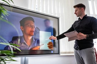 Interaktives Lernen im Schülertreff - Nikita Soldatov erläutert in der Burgstädter Nachhilfeschule "Schülertreff" die Funktion einer neuangeschafften interaktiven Tafel. Marek Pijala ist dabei online aus Bratislava zugeschaltet.