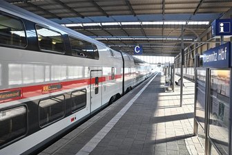 Intercity von Chemnitz nach Berlin: Fahrzeit verlängert sich deutlich - Ein Doppelstock-IC nach Rostock-Warnemünde über Berlin abfahrbereit am Chemnitzer Hauptbahnhof.