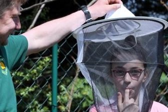 Interesse an Imkerei wächst - Martha darf vom leckeren Honig kosten - direkt aus den Waben.