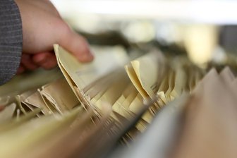 Interesse an Stasi-Akten ungebrochen: Zehntausende forderten 2024 ihre Unterlagen an - Stasi-Akten sind im Januar 2015 im Stasi-Archiv in Berlin zu sehen.