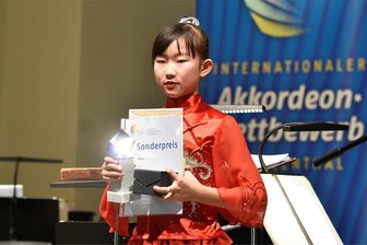Interesse aus China an Austragung des Internationalen Akkordeonwettbewerbs: Doch Klingenthal hat selbst neue Pläne - Beim Akkordeonwettbewerb 2019 erhielt Yijin Li (China) als jüngste Teilnehmerin den Sonderpreis des Deutschen Harmonika Verbandes. Nach der Klingenthaler Absage des Wettbewerbes 2024 wollte China den Wettbewerb übernehmen.
