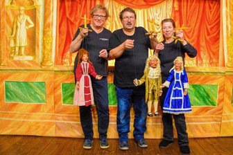 Interesse für Puppenspiel in Mylau so groß wie nie zuvor - Die Puppenspieler und ihre Pupen: Evelyn Dombrowsky mit der Hofdame Lisette, Uwe Dombrowsky mit dem sächsischen Kurfürsten August der Starke und Kerstin Wilhelm mit der Gräfin Cosel.
