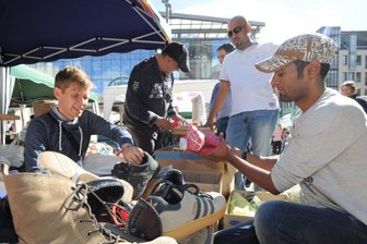Interkulturelle Wochen eröffnet - Auf dem Neumarkt wurden Schuhe für Flüchtlinge gesammelt, die oft mit Flipflops oder Sandalen nach Chemnitz kommen.
