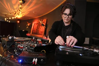 Interkulturelle Wochen im Landkreis Zwickau starten mit Elektro-Rave im LPG-Gebäude - DJane Fuxia wird am Donnerstag im Klackx in Niederlungwitz ihren Plattenkoffer öffnen.