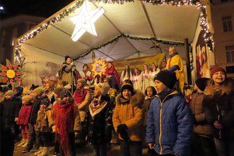 Interkulturelles Krippenspiel zieht rund 300 Besucher auf den Werdauer Markt - Ein interkulturelles Krippenspiel zog am Montagabend viele Besucher auf den Werdauer Markt.