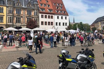 Interna an Rechte verraten? Staatsanwalt ermittelt gegen Zwickauer Revierleiter - Impfgegner-Kundgebung statt Familienfest: Die Organisatoren hatten sich vor Gericht gegen die Stadt Zwickau durchgesetzt. 