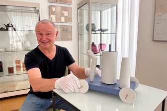 International bekannter Produktdesigner kehrt nach Reichenbach zurück - Kunst mit Augenzwinkern: Hubert Kittel mit dem aus Spaß entstandenen Mobilé „Während der Fahrt kein Ausschrank“. Es wurde für das erste internationale Kannen-Symposium 1999 im tschechischen Karlsbad realisiert.
