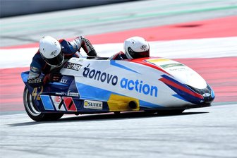 Internationale Deutsche Motorradmeisterschaft (IDM): Der Jupp Heynckes des Motorsports - Uwe Neubert (links) sitzt wieder im Seitenwagen von Lennard Göttlich. Er vertritt den verletzten Lucas Krieg.