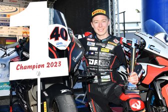 Internationale Deutsche Motorradmeisterschaft: Striegistaler Pilot fährt im ersten Jahr zum Titel - Kevin Orgis hat in diesem Jahr die Superstockklasse der Internationalen Deutschen Motorradmeisterschaft dominiert. Nun soll es 2024 eine Etage höher gehen.
