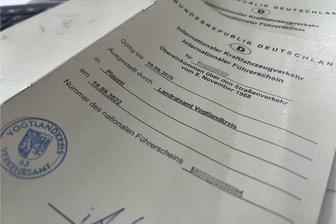 Internationale Führerscheine: Vogtlandkreis verzeichnet rapiden Anstieg an Anträgen für das Dokument - Der Internationale Führerschein ähnelt von seinem Format her noch heute den früheren Fahrerlaubnissen, die umgangssprachlich als „Lappen“ bezeichnet wurden.