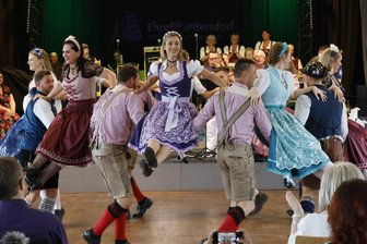 Internationale Gäste im Erzgebirge: Zwischen brasilianischem Karneval und erzgebirgischem Hutzenobnd - Bei den deutschen Tänzen überraschten die Brasilianer mit der Melodie des „Vugelbeerbaam".