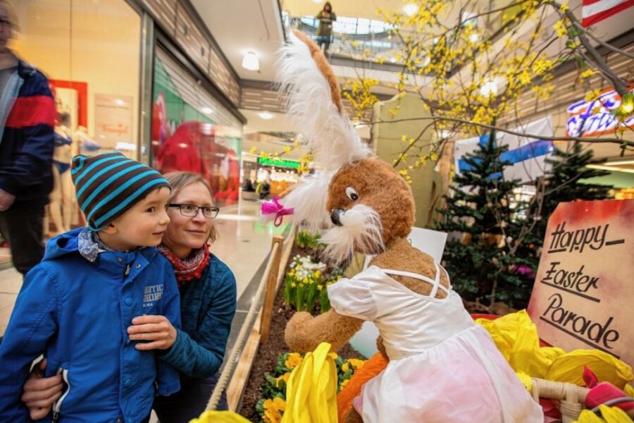 Internationale Hasen-Parade - Besucher betrachten die Hasen im Plauener Einkaufszentrum Stadt-Galerie.