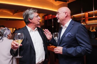 Internationale Küche in Plauen: Software-Unternehmer eröffnet Restaurant in der Elsteraue - Software-Unternehmer Rainer Gläß (links) mit Architekt Heiko Sünderhauf bei der Eröffnung des Restaurants „Hempelsche Fabrik“: „Es ist eine tolle Sache für Plauen.“