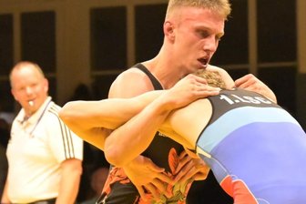Internationale Matten sind noch eine Nummer zu groß - Lucas Kahnt (l.), hier im Kampf gegen Friedrich Schröder vom 1. Luckenwalder SC, startete in Skopje zum ersten Mal bei einer Europameisterschaft und zahlte gegen starke Konkurrenz das erwartete Lehrgeld. 