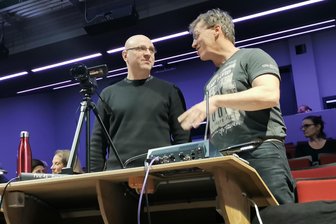Internationale Tanzgala in Zwickau: Das erwartet die Ballettfreude am Samstag im Gewandhaus - Ballettdirektor Sergei Vanaev (l.) bei einer öffentlichen Probe am Regiepult mit Beleuchtungsmeister Matthias Fieseler.