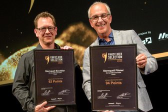 Internationaler Biertest: So hat das Plauener Sternquell abgeschnitten - Björn Bleier (links) hat Thomas Münzer von Sternquell die Urkunden überreicht.