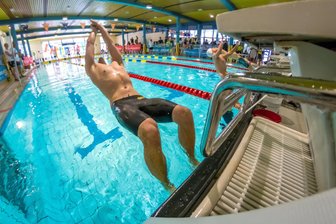 Internationaler Erzgebirgsschwimmcup: Organisatoren erwarten Rekordteilnehmerzahl - Der Berliner Eric Schulze beim Start der 200-Meter-Rücken beim 26. Internationalen Erzgebirgsschwimmcup vor einem Jahr.