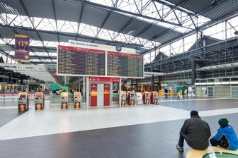 Internationaler Luftverkehr: Deutschland im Sinkflug - Abflugbereich des Flughafens „Dresden International Airport". Die Wettbewerbsfähigkeit regionaler Flughäfen hat schon gelitten.