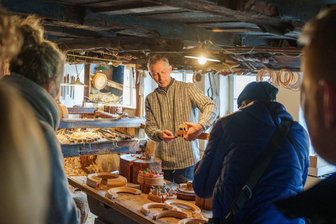 Internationaler Museumstag 2025: Diese Highlights im Erzgebirge dürfen Besucher nicht verpassen - Dirk Weber zeigt im Freilichtmuseum das Reifendrehen. Am Sonntag können Besucher die Herstellung beim Schaudrehen beobachten.