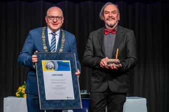 Internationaler Stefan-Heym-Preis: Der Einmischer aus der Ukraine - OB Sven Schulze (l.) hat dem ukrainischen Schriftsteller Juri Andruchowytsch den Stefan-Heym-Preises überreicht.