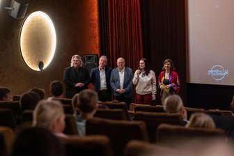 Internationales Filmfestival zu Gast in Plauen: Manch Schüler zum ersten Mal im Kino - Festivalchef Michael Harbauer (l.) und Moderatorin Linda Gernitz (r.) haben IHK-Vertreter an ihrer Seite.