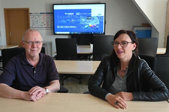 Internationales Gymnasium Chemnitz: "Das Gymnasium soll im Sinne von Stefan Heym Weltoffenheit sowie Internationalität lehren und leben" - Marketingchef Erich Schreiner und FUU-Geschäftsführerin Kathleen Meinhold möchten mit modern ausgestatteten Klassenräumen das Lernen vereinfachen. 