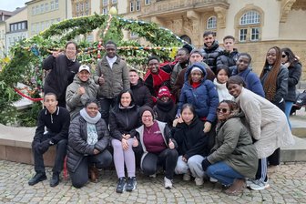 Internationales Team baut den Werdauer Osterbrunnen auf - Bei der Gestaltung des Osterbrunnens in Werdau machten viele Helfer mit.