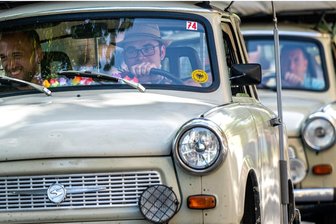 Internationales Trabitreffen in Zwickau wird nicht fortgesetzt, Trabant- und Ostfahrzeugtreffen bleibt: Wie es dazu kam - Rund 50 Teilnehmer des 20. Internationalen Trabantfahrer-Treffens fuhren bei einer Trabi-Live-Parade 2022 noch durch Zwickau. Die Fahrt mit Start am August-Horch-Museum bildete den Abschluss des letzten dreitägigen Jubiläumstreffens.