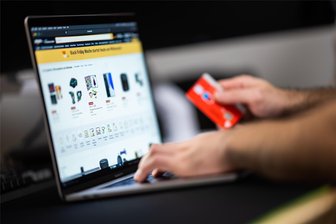 Internet-Betrug durch Fake-Shops: Was rät die Verbraucherzentrale? - Es ist herrlich, wenn man ein Schnäppchen im Netz gemacht hat. Aber erschreckend oft steht ein Fake-Shop dahinter - die Ware kommt nie an, das Geld ist futsch.
