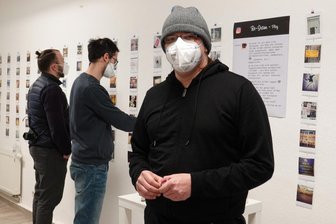 Internet, Kunst und Wirklichkeit - Künstler Robin Gommel zeigt die Bilder, die er sonst nur auf Instagram veröffentlicht, in der Remote-Gallery in Zwickau. Im Hintergrund die Betreiber der Galerie an der Äußeren Schneeberger Straße.
