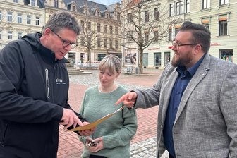 Internetausbau: Gleich zwei Firmen sind in Crimmitschau und Ortsteilen zugange - Keine Konkurrenz beim Internetausbau in Crimmitschau und seinen Ortsteilen: Die Projektleiter Roger Hofmann (l.) von Eins Energie Sachsen und Christopher Drawer von der Unternehmensgruppe Deutsche Glasfaser im Gespräch mit Stadtsprecherin Daniela Lange.