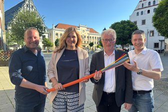 Internetausbau jäh gestoppt: Deutsche Glasfaser lässt in Zwickau 10.000 Verträge platzen - 2024 feierte Oberbürgermeisterin Constance Arndt feierte mit Vertretern der Deutschen Glasfaser noch den Start des Ausbauprojektes. Jetzt gibt das Unternehmen auf.
