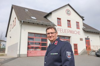 Interview: Feuerwehr-Chef reagiert auf Kritik der Mühlauer zur Löschwasserversorgung - Feuerwehrchef Jörg Voigt vor der Feuerwache in Mühlau. Der 51-Jährige ist seit 1989 bei der Rettungstruppe.