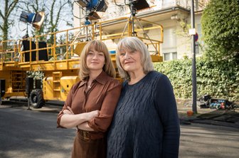 Eine der einflussreichsten Journalistinnen und Feministinnen wird 80: Alice Schwarzer (rechts) feiert am 3. Dezember ihren runden Geburtstag. Unter der Regie von Nicole Weegmann entstand in Paris und Köln der zweiteilige Fernsehfilm "Alice", der das Leben der jungen Alice Schwarzer und ihren Weg hin zur Gründung der Zeitschrift "Emma" aufzeigt. Schauspielerin Nina Gummich (links) übernahm die Rolle der Alice Schwarzer. Foto: Alexander Fischerkoesen/RBB